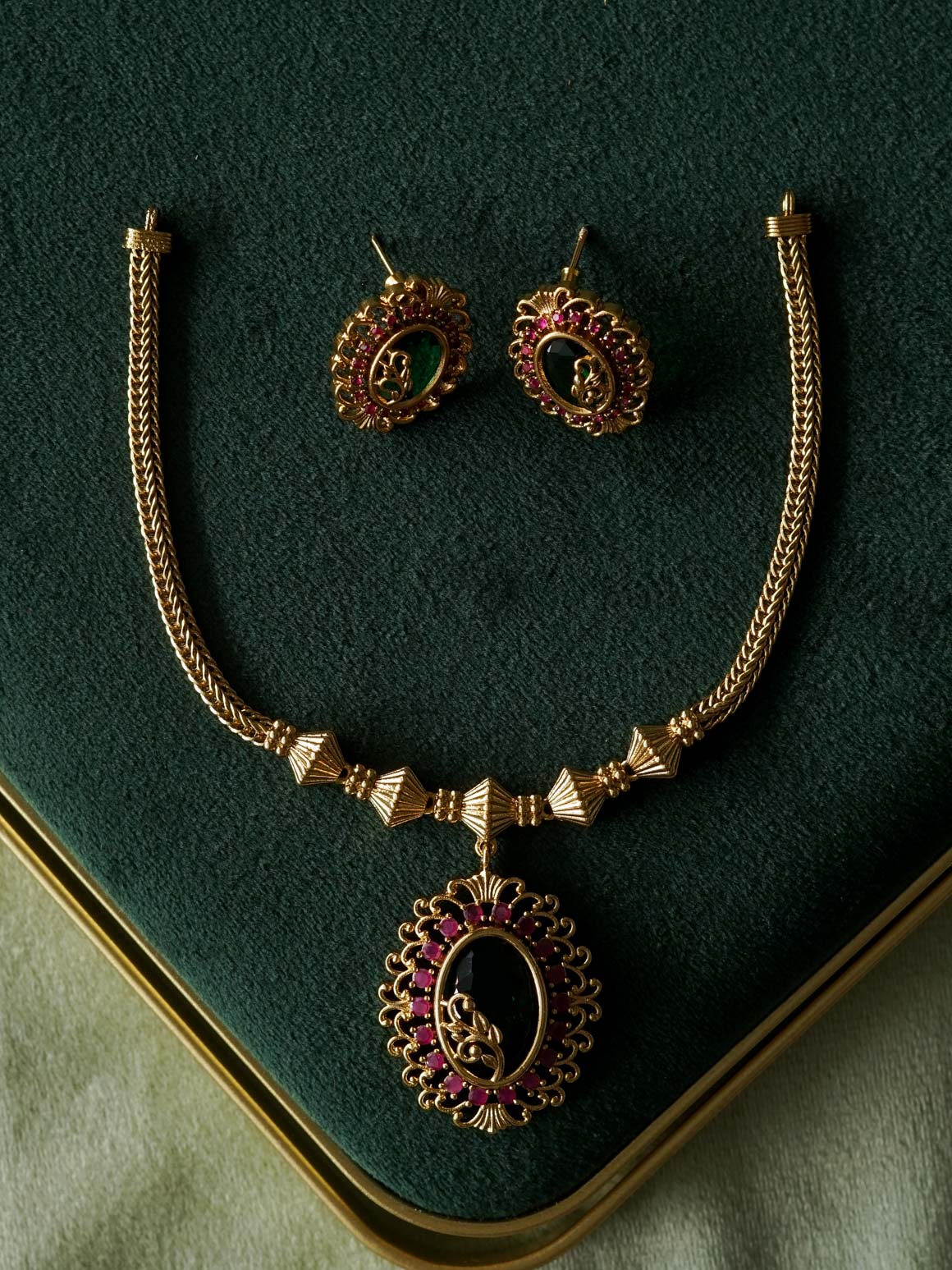GREEN RUBY - OVAL PENDANT Flexible chain  -Traditional south indian premium neckwear with earrings- Zivara Fashion- latest jewellery design