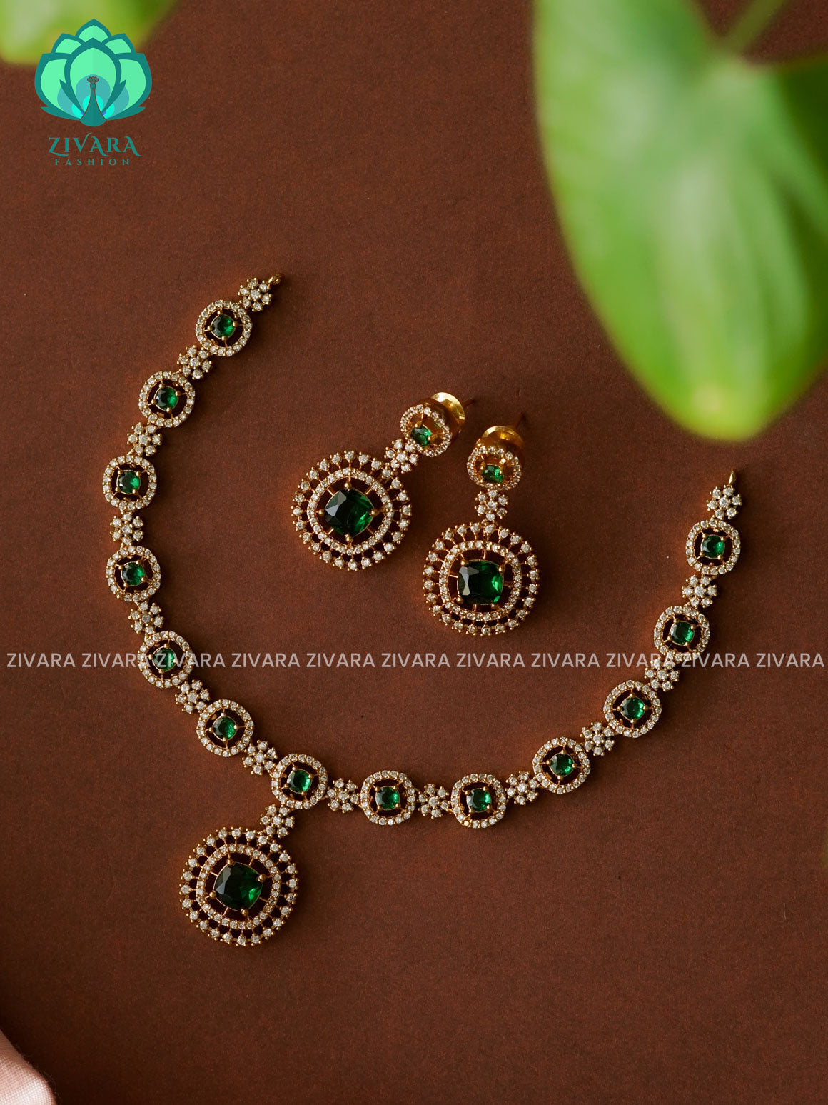 GREEN - SQUARE PENDANT WITH OVAL MOTIF - stylish and minimal elegant neckwear with earrings- Zivara Fashion